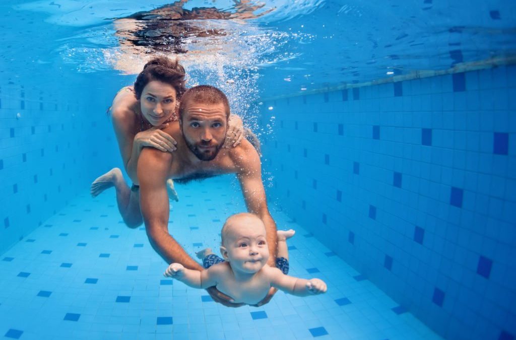 Famille profitant de leur piscine
